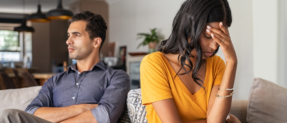 Woman turned away from man as symbol of emotionally unavailable woman