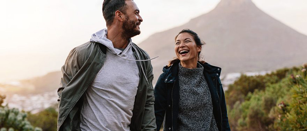 Woman smiles at man - she wants to make him fall in love