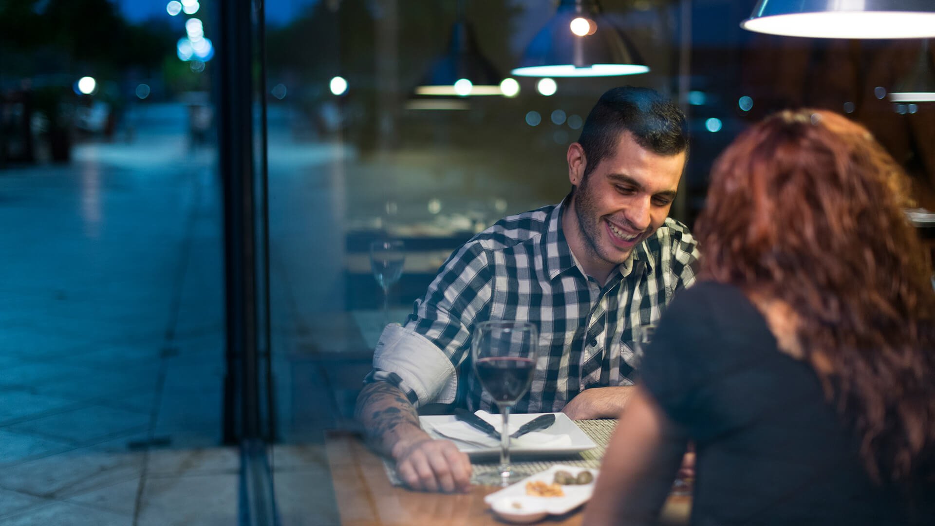 European Dating symbolized by a single man who is enjoying his date with a single woman in a restaurant