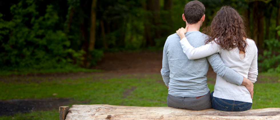 Man and woman sitting on bench symbolizing how many dates before relationship